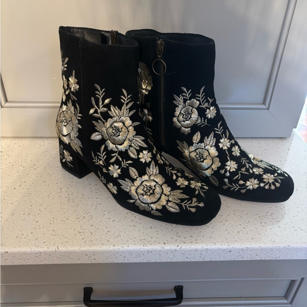 Beautiful! Gorgeous! Johnny Was  Embroidered Black and Gold Ankle Booties Suede